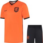 Nederlands Elftal Voetbaltenue - Oranje Shirt - WK 2026 - Voetbal Tenue Kinderen - Shirt en Broekje - Jongens en Meisjes - Volwassenen - Heren en Dames - Maat 104