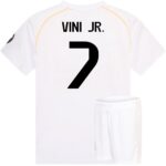 Real Madrid Voetbaltenue Vini JR. Thuis - 2025-2026 - Voetbal Tenue Kinderen - Shirt en Broekje - Jongens en Meisjes -- Maat 140
