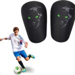 Lichte en schokabsorberende voetbalscheenbeschermer in compact formaat, ideaal voor training en wedstrijden, panterdesign, zwart