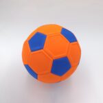 Voetbal - Voetbal trainingsmateriaal - Kickerball - Curve en Swerve voetbal speelgoed-Curve bal voor outdoor-spelletjes 20 cm - fun - curveball- perfect cadeau voor kinderen - Perfect voor wedstrijden of spelletjes buiten en binnen - Oranje en blauw