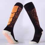 2 paar - hoge antislip voetbalsokken met lange gestippelde sportsokken/zweetabsorberende, ademende, verdikte handdoekensokken voor volwassenen/antislip, slijtvaste overknee voetbalsokken/één maat Oranje en Zwart
