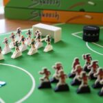 Shkoosh Voetbal Spel – Actief Gezelschapsspel voor Kinderen, Studenten & Families – 2 t/m 6 Spelers – Shoot Slide Score